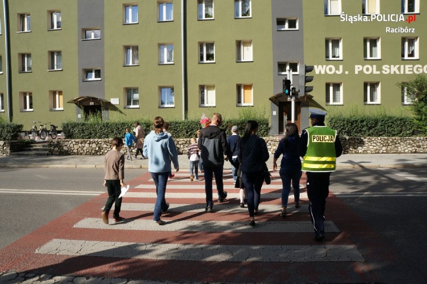 Policjanci odprowadzają dzieci do szkoły [ZDJĘCIA]