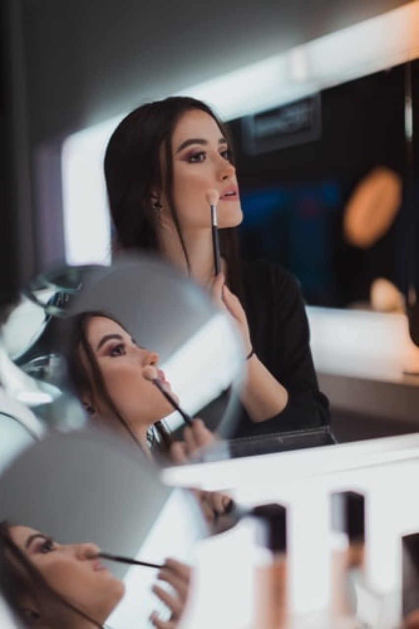 Makijaż na studniówkę 2020 - najnowsze trendy! Sprawdź, porady wizażystki na studniówkowy make-up