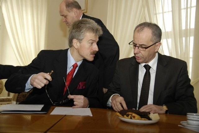 Ryszard Grobelny (z lewej) dał nagrodę tylko jednemu zastępcy - Mirosławowi Kruszyńskiemu.