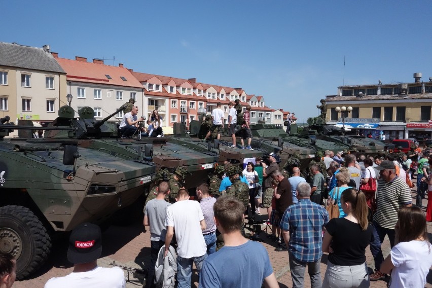 Na Starym Rynku w Łomży odbył się pokaz sprzętu wojskowego i...