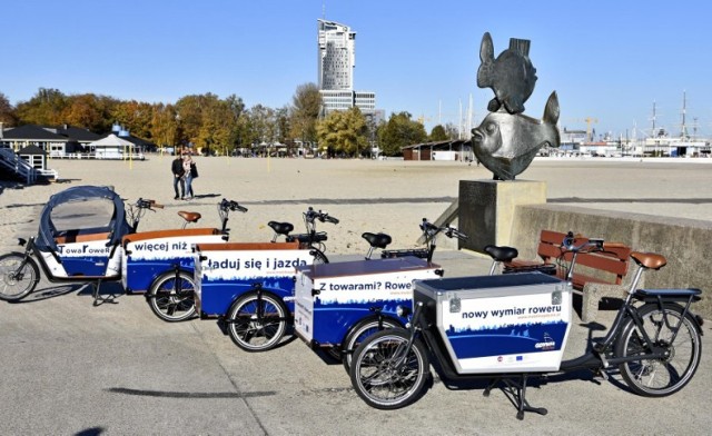 Nowe rowery e-cargo już są w Gdyni od 2018 roku, teraz będą także dla mieszkańców

Gdynia kupiła 10 elektrycznych rowerów towarowych, tzw. e-cargo bikes, z których korzystają gdyńscy przedsiębiorcy. Wszystko dzięki dofinansowaniu z unijnego projektu CoBiUM (Cargo Bikes in Urban Mobility) z programu Interreg Południowy Bałtyk.