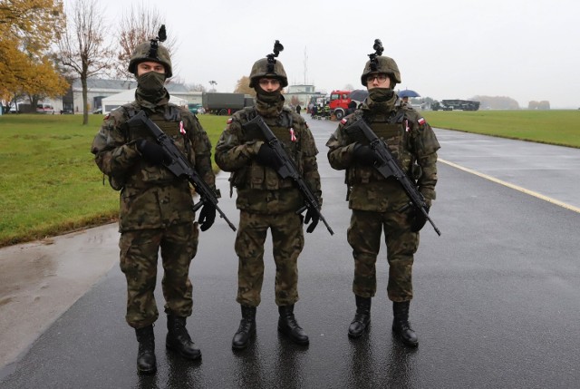 Żołnierze Wojsk Terytorialnych na patrolu zaprezentowali swój bojowy rynsztunek.