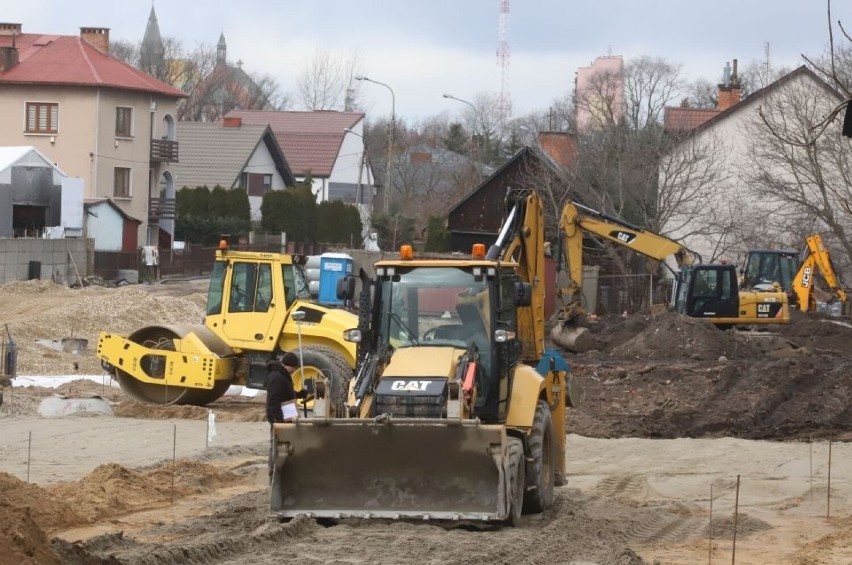 Na tyłach sanepidu w Radomiu trwa budowa nowego parkingu...