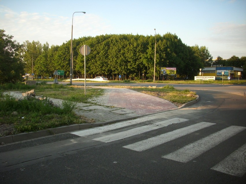 Poszerzono zjazd z drogi dla rowerów  na ulicę Wodociągową.