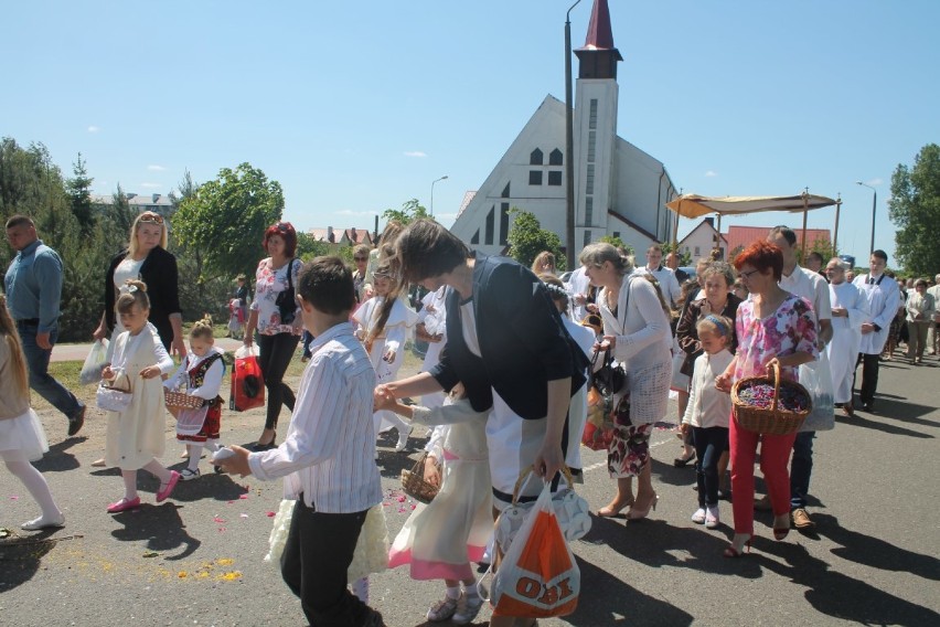 Procesja Bożego Ciała w parafii Matki Bożej Królowej Polski w Człuchowie