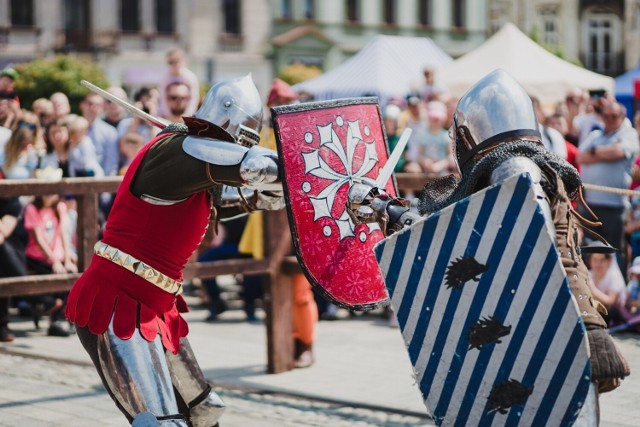 Jarmarki Kasztelańskie w Oświęcimiu przyciągają każdorazowo mnóstwem atrakcji, w tym walkami rycerskimi