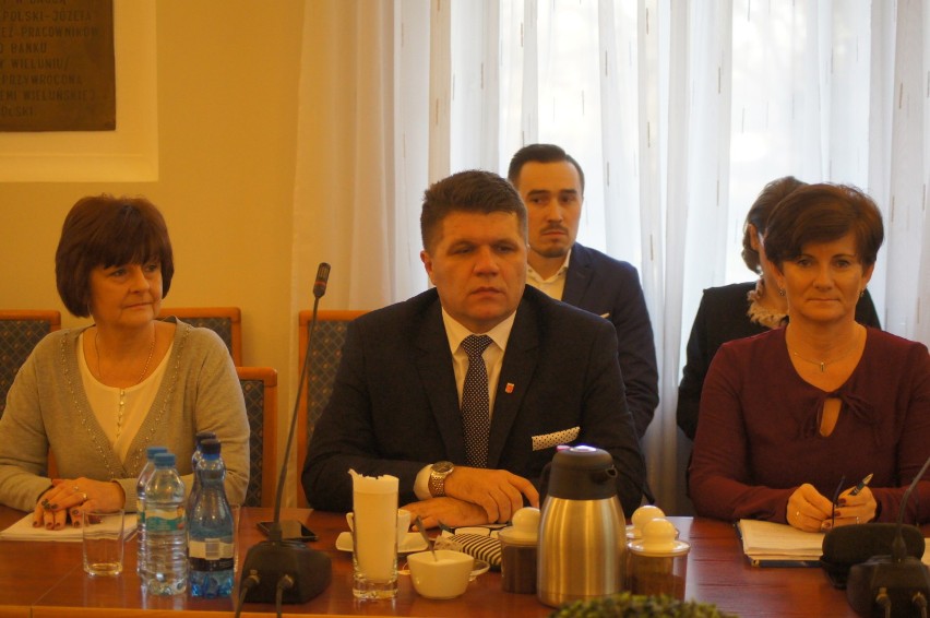Burmistrz Paweł Okrasa apeluje do radnych o 100 dni spokoju w rządzeniu[FOTO]