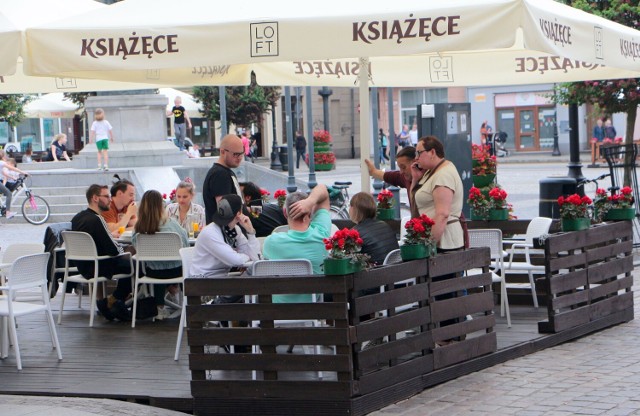 Montaż letnich kawiarenek na Rynku w Grudziądzu rozpocznie się w poniedziałek, 17 kwietnia