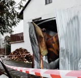 Dąbrówka, gmina Stryszów: dom uszkodzony po wybuchu węgla