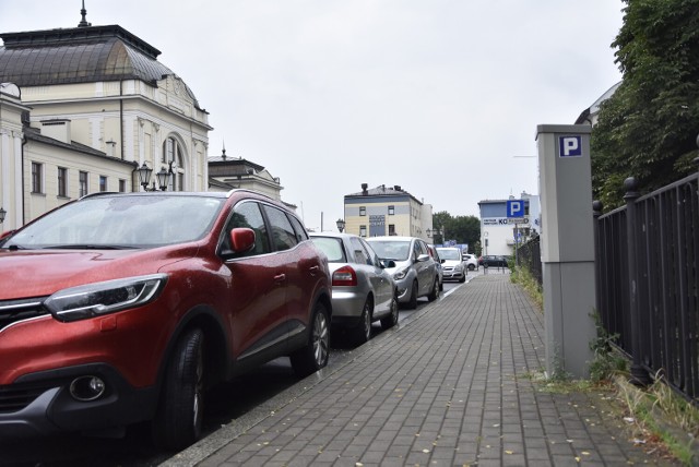 Prokuratura po doniesieniu radnego Marka Ciesielczyka bada, czy na kilkunastu parkingach miasto bezprawnie pobiera opłaty za parkowanie