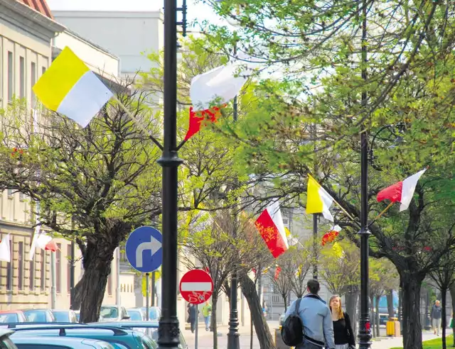 Flagi w Łodzi wiszą w związku z Świętem Pracy i beatyfikacją Jana Pawła II.