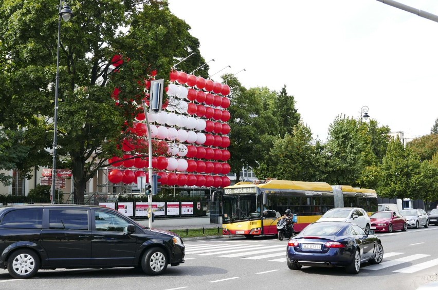 Szwajcaria uczciła 100. rocznicę obecności w Polsce. Instalacja z wielkich balonów stanęła przed ambasadą w Warszawie