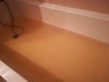 Pomarańczowa woda u mieszkańca Bemowa "Nie nadaje się ani do mycia, ani do picia"