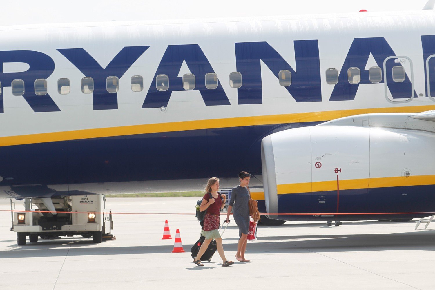 2.11.2018. Ryanair: duży bagaż podręczny już nie na pokład. Musisz oddać go  do luku bagażowego i zapłacić. Zmienione także rozmiary bagażu | Warszawa  Nasze Miasto