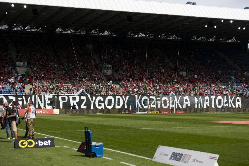 Skandaliczna oprawa kibiców Wisły Kraków na meczu z Motorem Lublin. Sami strzelili sobie w stopę