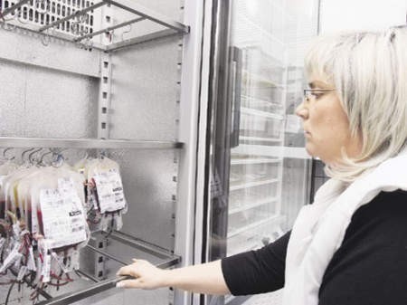 Jolanta Korbicka niepokoi się, patrząc na puste półki lodówki w magazynie centrum krwiodawstwa