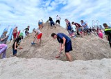 Nad Bałtykiem, w Uzdrowisku Dąbki wielka góra piasku na plaży! Jest zabawa - lipiec 2023! Zdjęcia