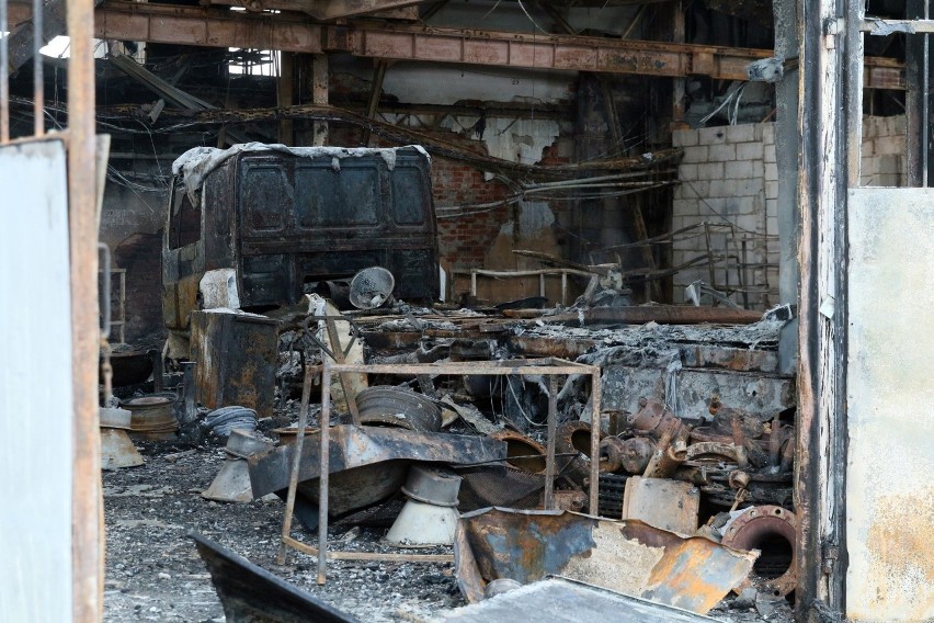 Po pożarze z dużej hali magazynowej przy ul. Grygowej zostały tylko zgliszcza