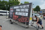 Konwój wstydu w Piotrkowie. Kolejna akcja PO z billboardami o zarobkach polityków PiS. Bohaterem radny Marek Włóka