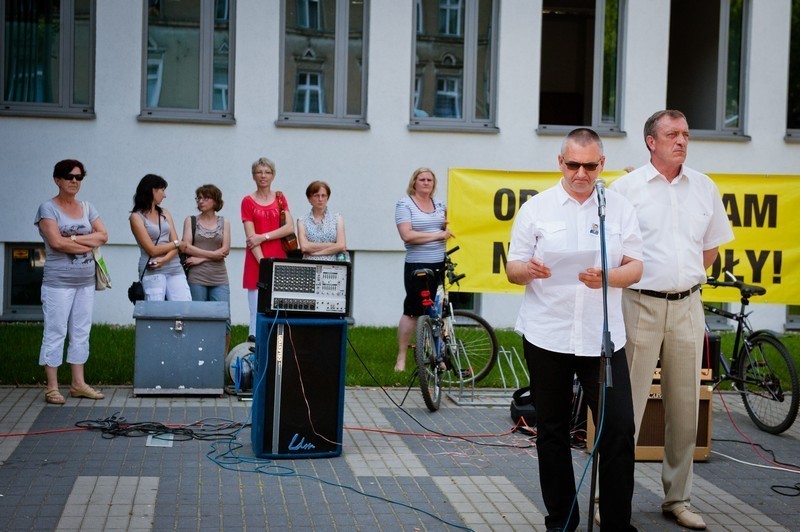 Protest pod Starostwem w Gnieźnie. Trzemeszno nadal chce przejąć szkoły
