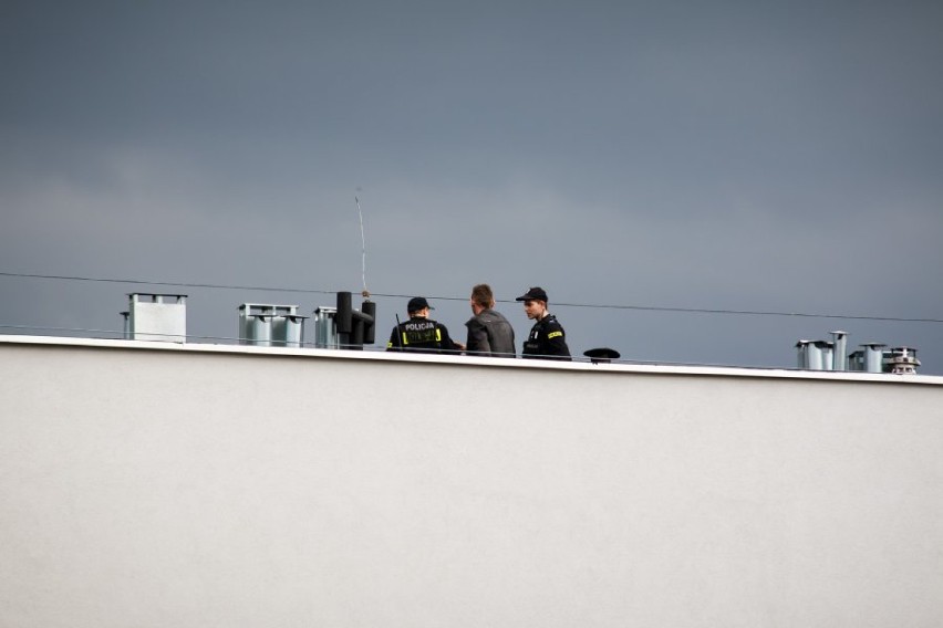 36- latek chciał skoczyć z dachu budynku w Jastrzębiu -...