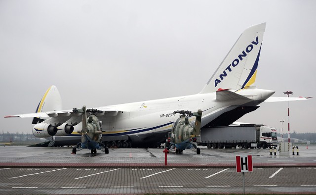 Załadunek śmigłowców do samolot An-124 Rusłan w Łodzi.