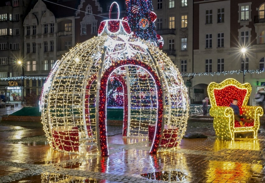 Pojawiły się świąteczne iluminacje w Bytomiu. Na rynku...