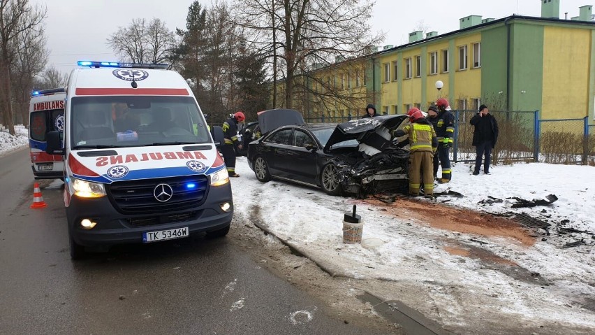 Wypadek w Skarżysku. Dwie kobiety zabrane do szpitala po zderzeniu dwóch aut