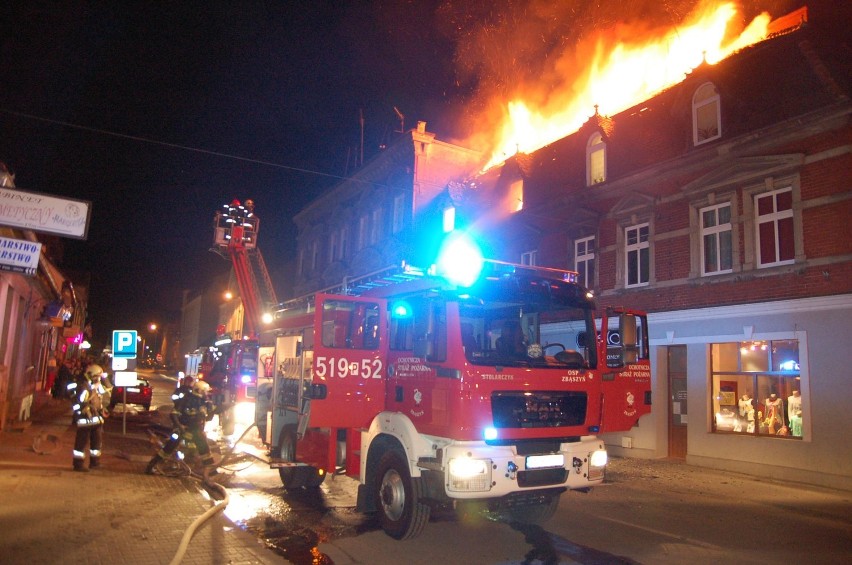 Kilkudziesięciu strażaków gasiło pożar w Zbąszyniu