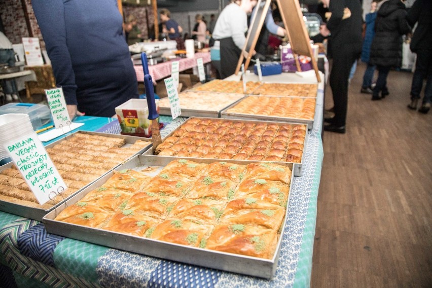 Wege Bazar. Wegańskie smakołyki w klubokawiarni Medyka [ZDJĘCIA]