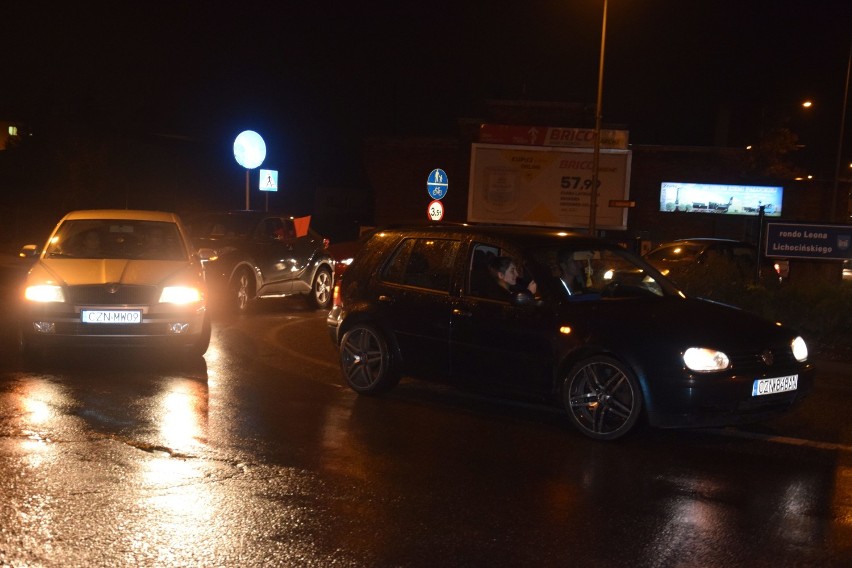 Samochody, w ramach strajku kobiet, zablokowały Żnin.