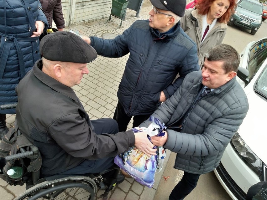 Paczki otrzymali polscy seniorzy i osoby niepełnosprawni...