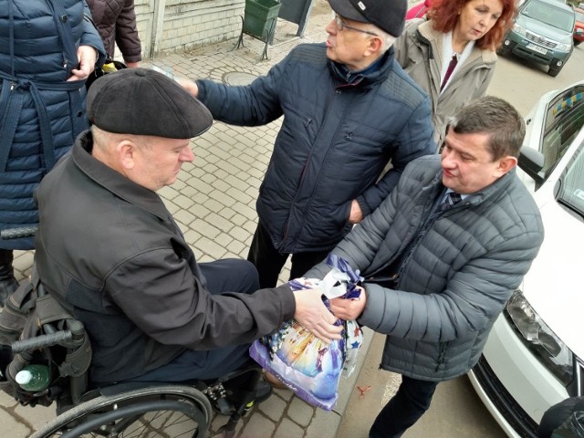 Paczki otrzymali polscy seniorzy i osoby niepełnosprawni zamieszkali w Mościskach na Ukrainie.