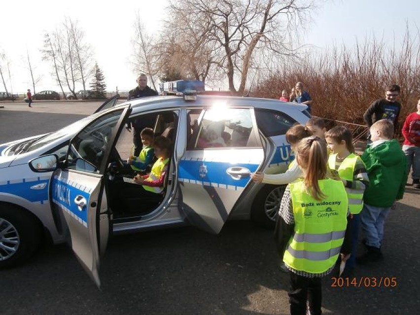 Policja w Gostyniu odwiedziła uczniów Szkoły Podstawowej w...