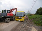 Ul. Długa w Olkuszu rozkopana. Autobusy lądują w rowie