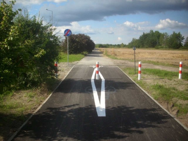 Po raz pierwszy w Opole słupek umieszczony na środku ścieżki rowerowej został ostrzegawczo obmalowany białym rombem.