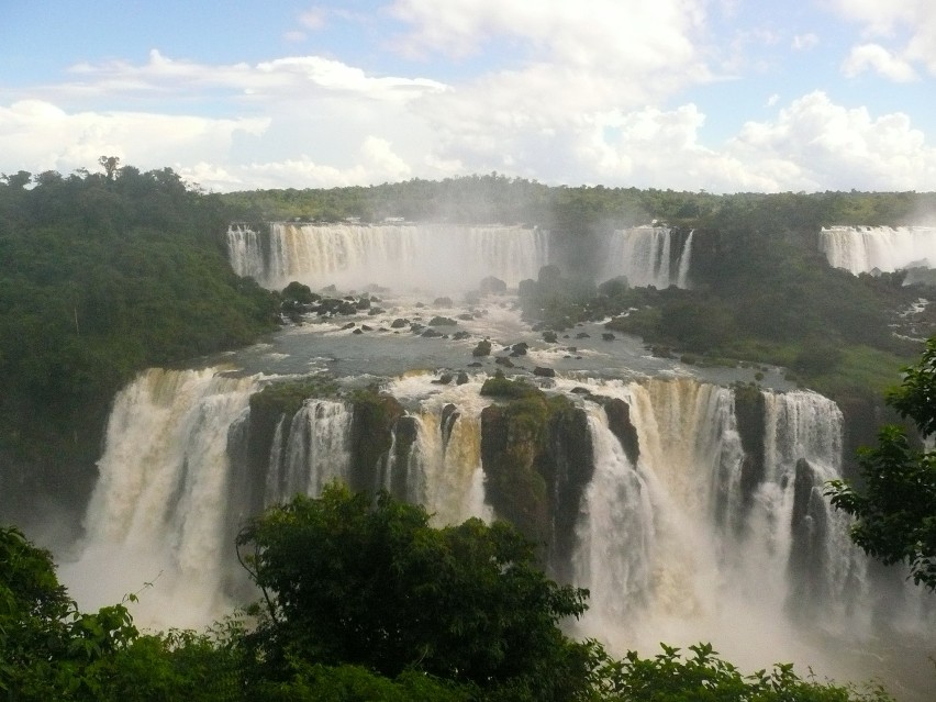 Ściana wodospadów Iguazu widziana ze strony brazylijskiej.