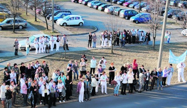 Ponad sto pielęgniarek pikietowało przed szpitalem