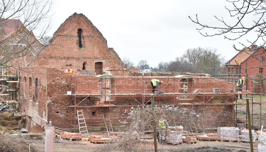 Malbork. Prace na Przedzamczu idą w dobrym tempie. Wewnątrz powstaje żelbetowa konstrukcja 