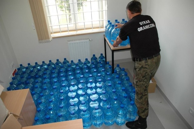 Alkohol w całości był już rozlany do pięciolitrowych, plastikowych butelek. Ponadto, w wyniku przeszukania zostały zabezpieczone nakrętki i puste, plastikowe butelki typu "pet".