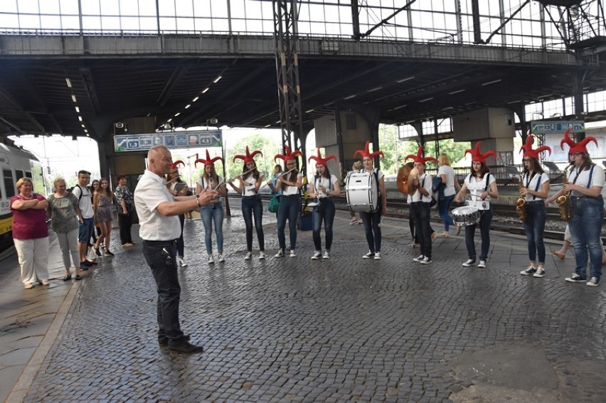  Pociąg o nazwie "Satyrykon" odjechał z Legnicy do Wrocławia [ZDJĘCIA]