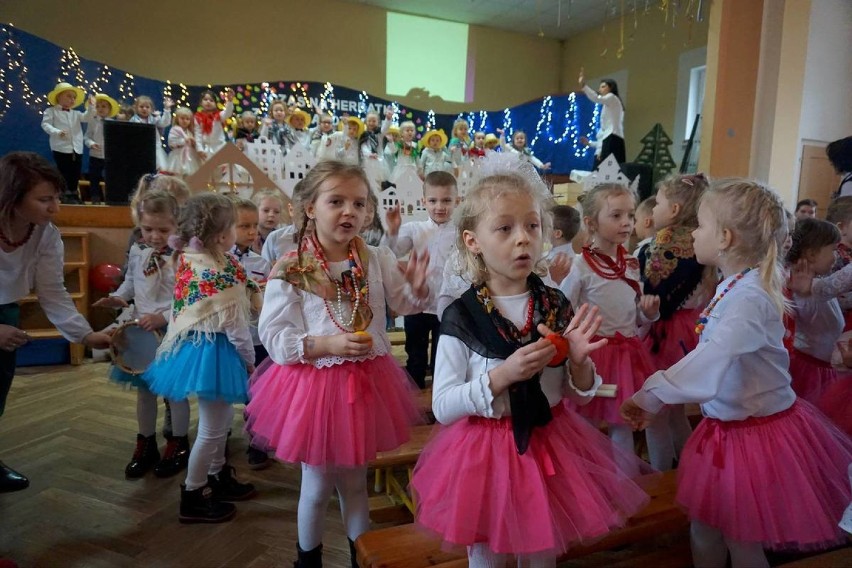 Dzień Babci i Dziadka w Buczu: przedszkolaki dały pokaz swoich talentów