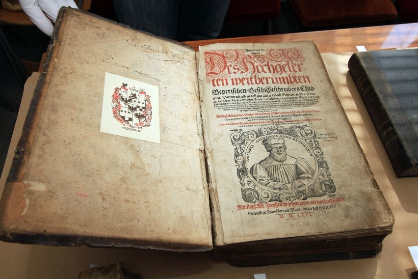 Cenne księgi  XVI i XVII wieku znaleźli policjanci w...