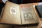 Bomber Rafał K. przechowywał cenne starodruki [zobacz zdjęcia dzieł z XVI i XVII wieku]