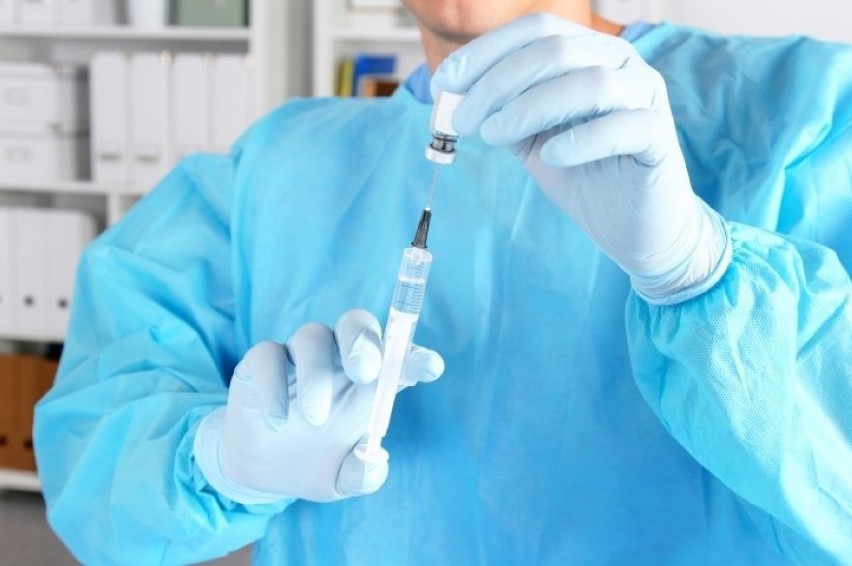Kontrowersyjny list specjalistów w sprawie szczepień. "Kolejna manipulacja uderzająca w dobre imię medyków"