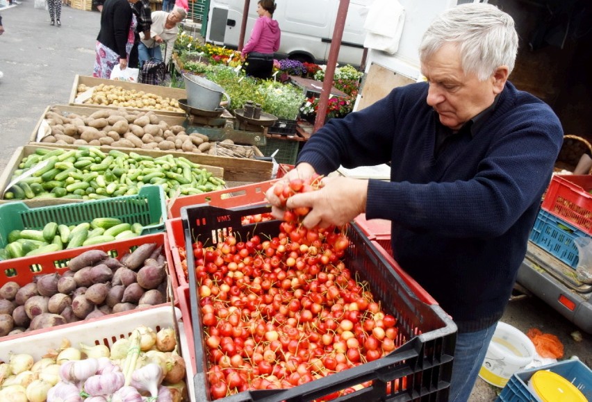 Henryk Pasternak spod Nowego Miasteczka sprzedaje czereśnie....