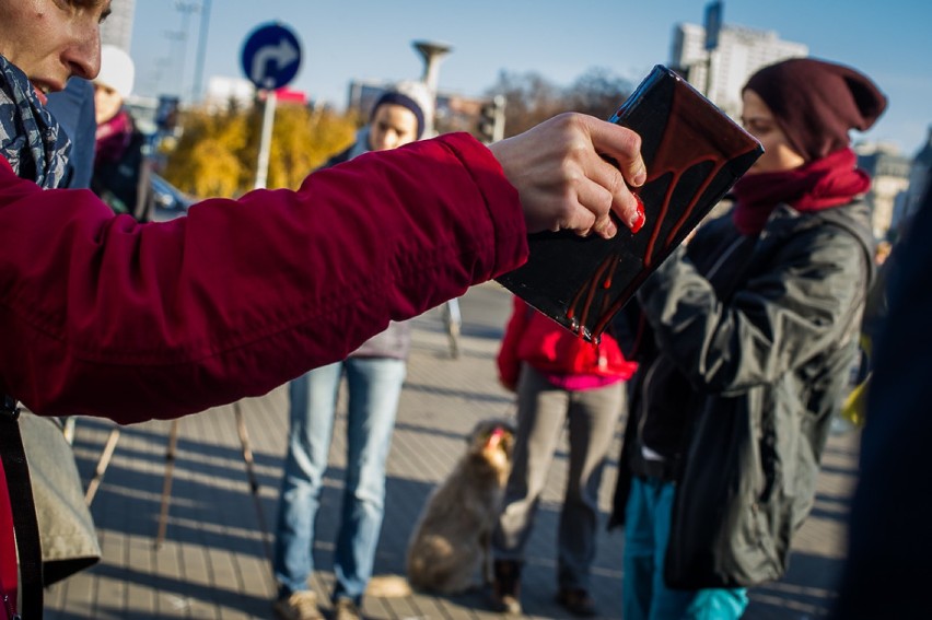 Krwawy telefon stanął w centrum. Wyjątkowy flashmob w...