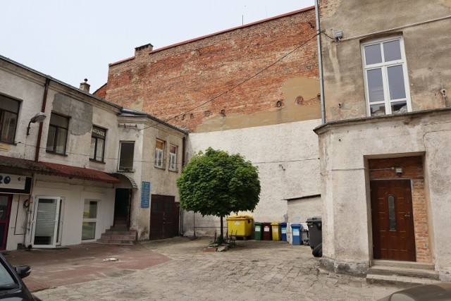 W Kielcach jest mnóstwo urokliwych podwórek przy kamienicach w śródmieściu, które wymagają rewitalizacji i zagospodarowania na urokliwe miejsca. 

Zobacz kolejne zdjęcia podwórek znajdujących się przy ulicy Sienkiewicza