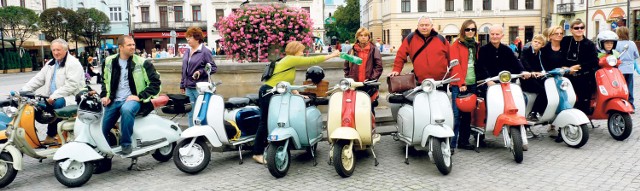 Zlot miłośników włoskich skuterów. Pojazdy, choć wiekowe, świetnie radzą sobie nawet na trudnych polskich drogach