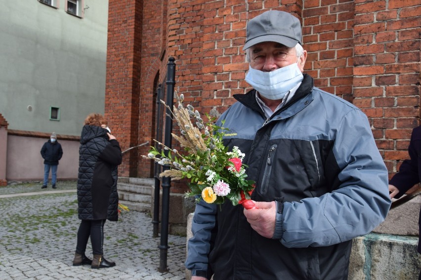 Niedziela Palmowa przed barwickim kościołem